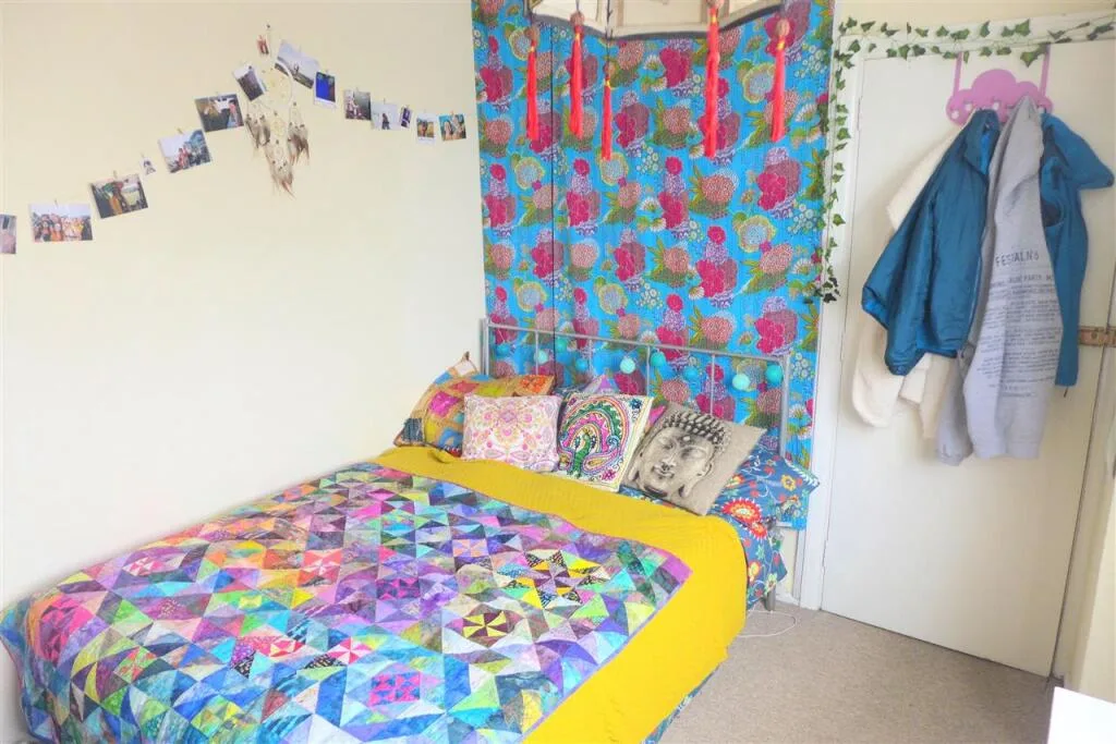 6 bedroom semi-detached house for rent