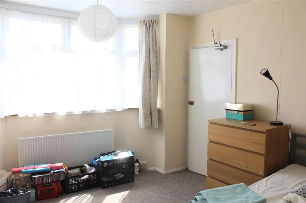 6 bedroom semi-detached house for rent