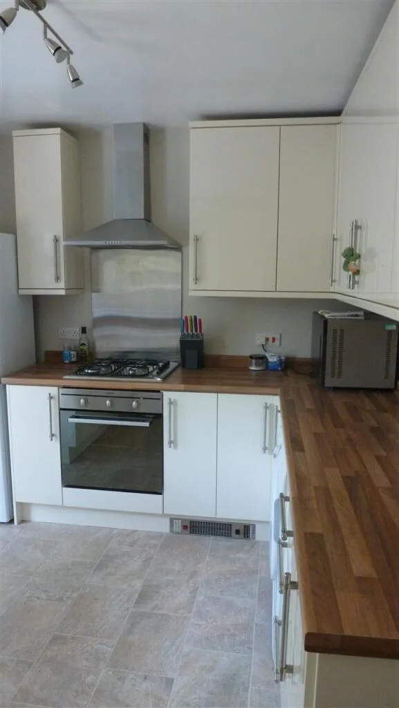 6 bedroom semi-detached house for rent