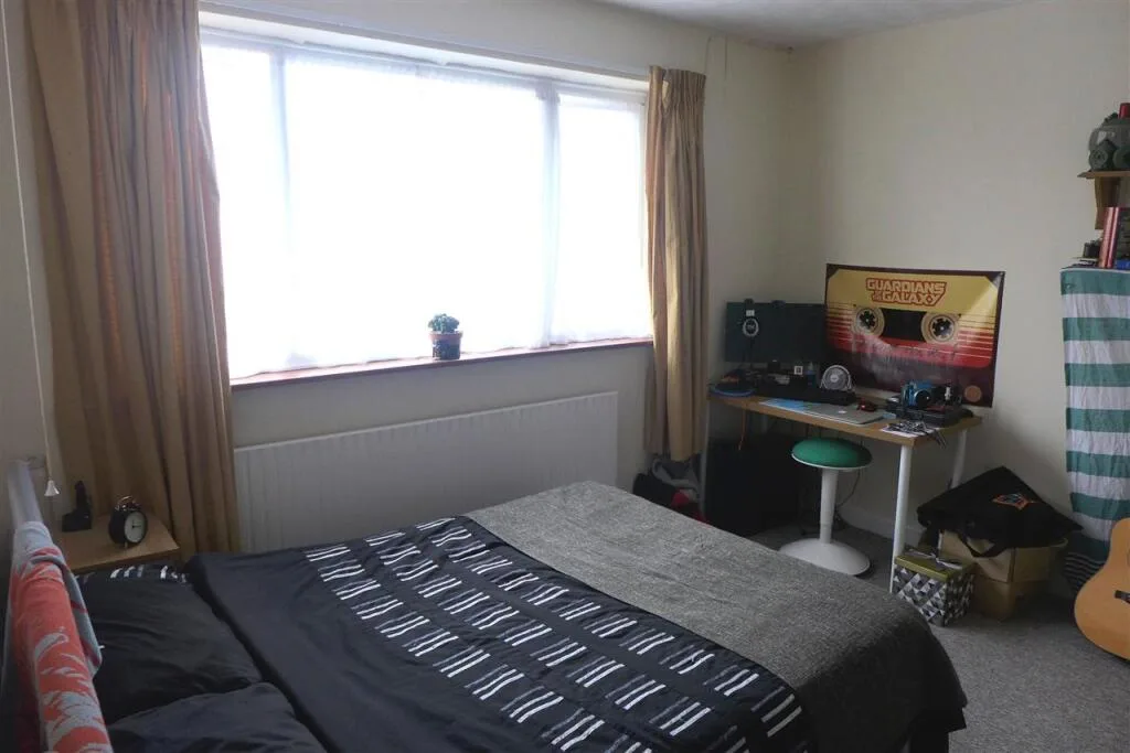 6 bedroom semi-detached house for rent