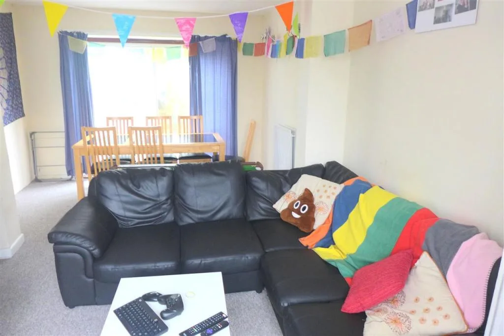 6 bedroom semi-detached house for rent