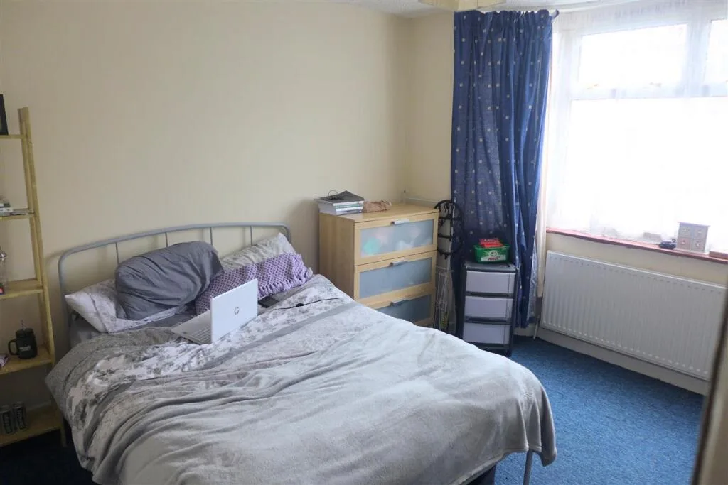 6 bedroom semi-detached house for rent