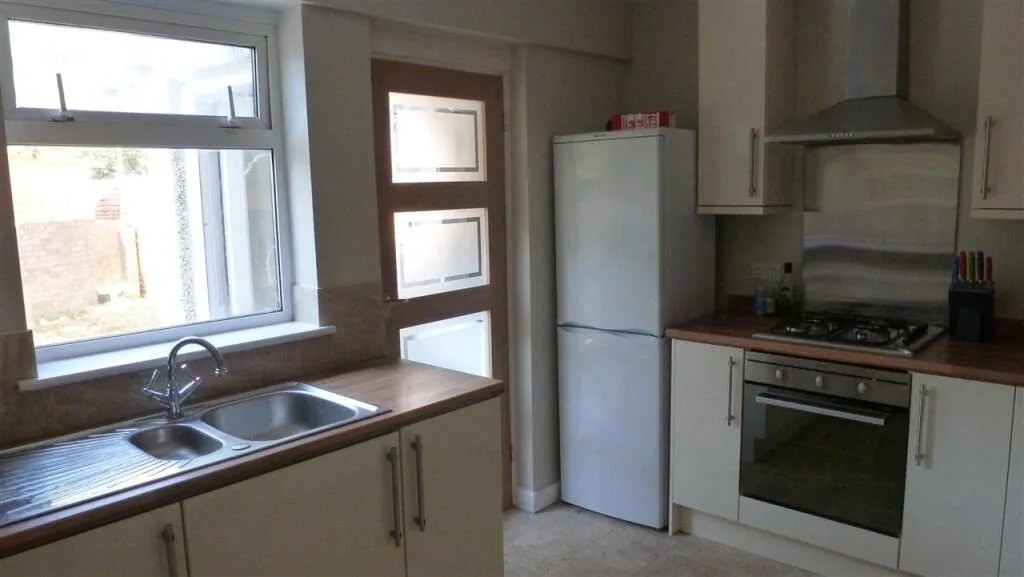 6 bedroom semi-detached house for rent