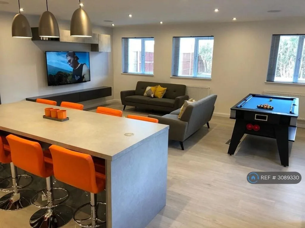 7 bedroom detached house for rent