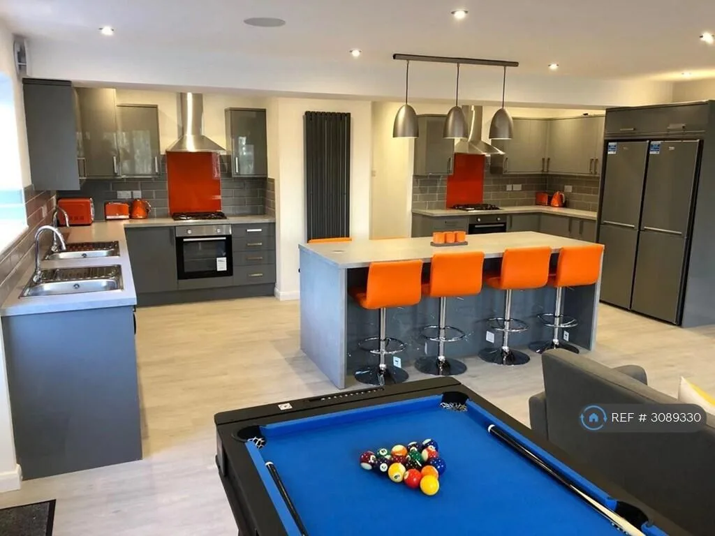 7 bedroom detached house for rent
