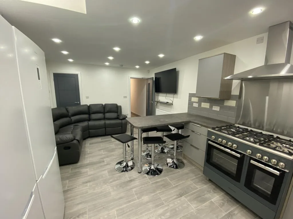6 bedroom house for rent