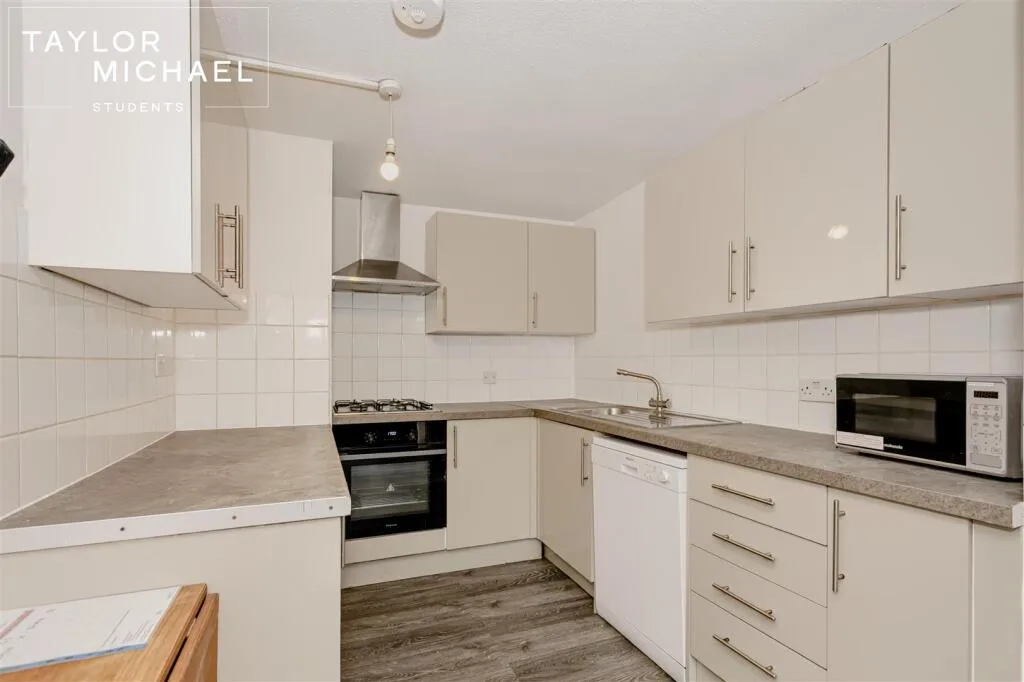 5 bedroom terraced house for rent