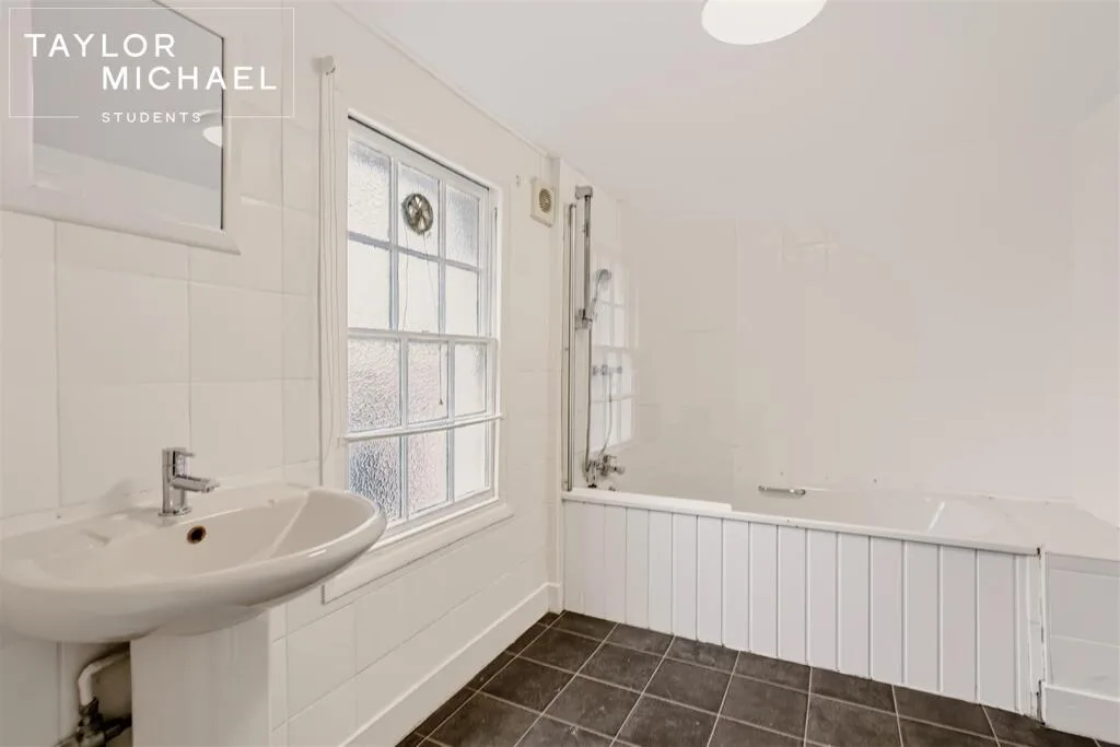 5 bedroom terraced house for rent