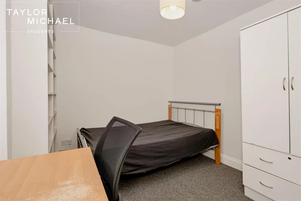 5 bedroom terraced house for rent