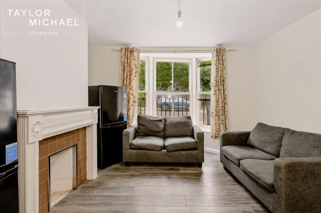 5 bedroom terraced house for rent
