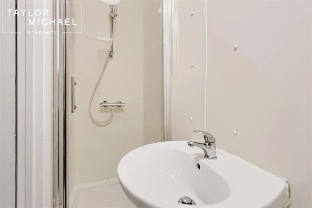 5 bedroom terraced house for rent