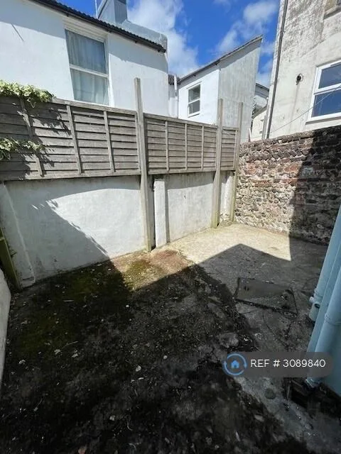 5 bedroom terraced house for rent