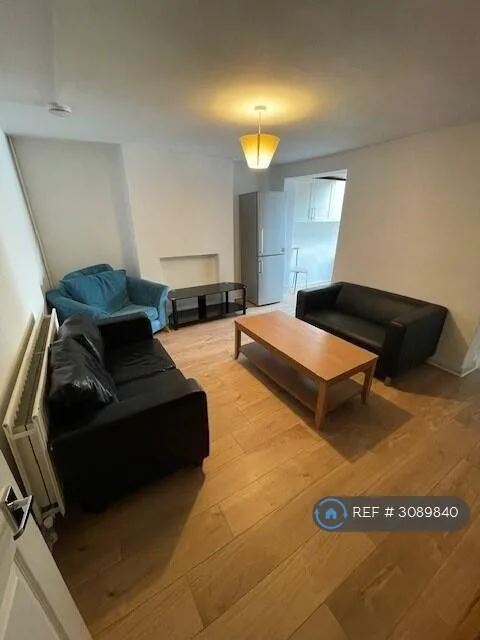 5 bedroom terraced house for rent