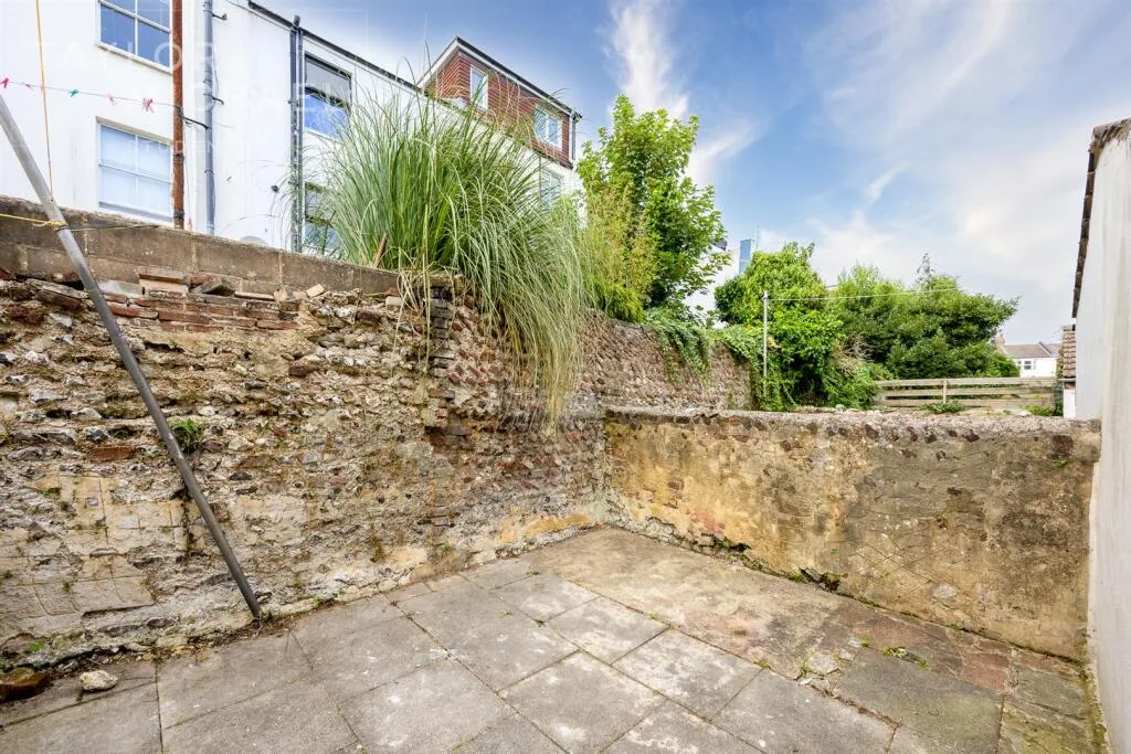 5 bedroom terraced house for rent