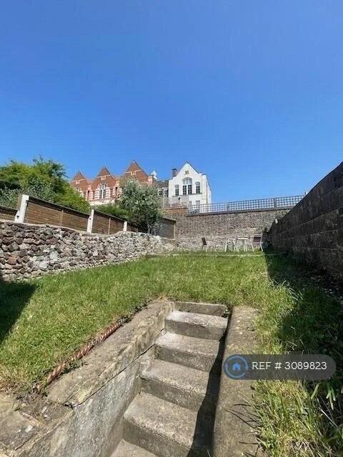 5 bedroom terraced house for rent