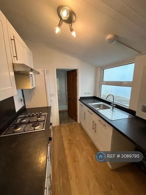 5 bedroom terraced house for rent