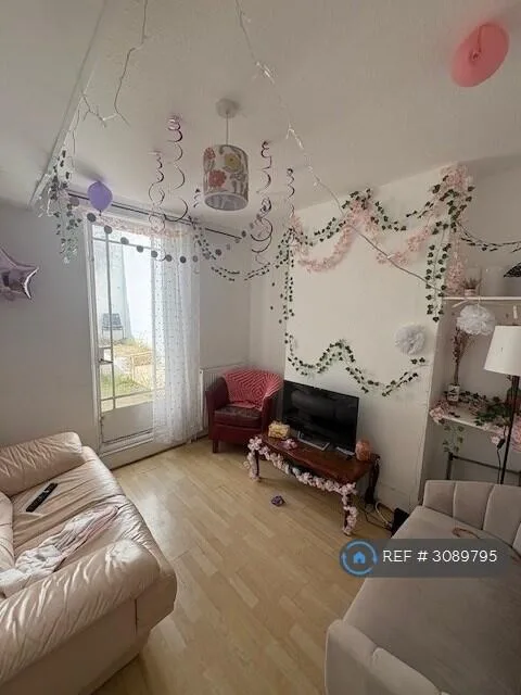 5 bedroom terraced house for rent