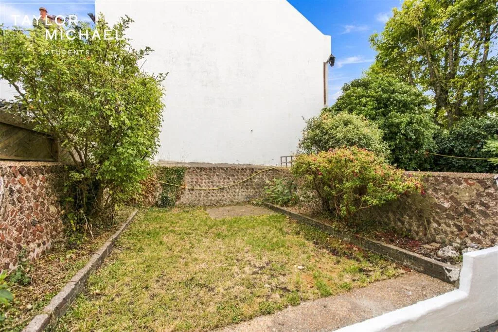 6 bedroom terraced house for rent