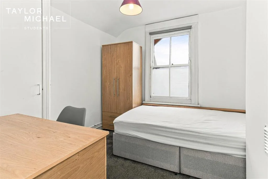 6 bedroom terraced house for rent