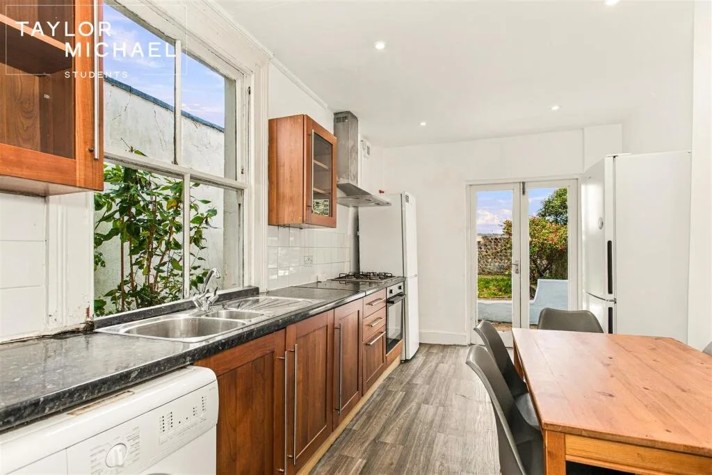 6 bedroom terraced house for rent
