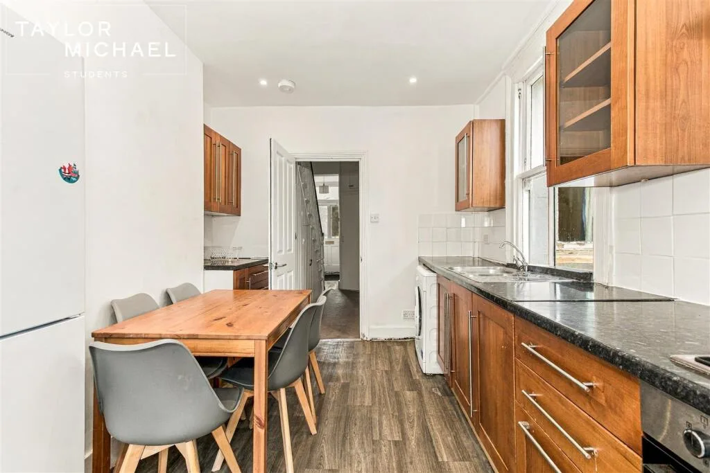 6 bedroom terraced house for rent