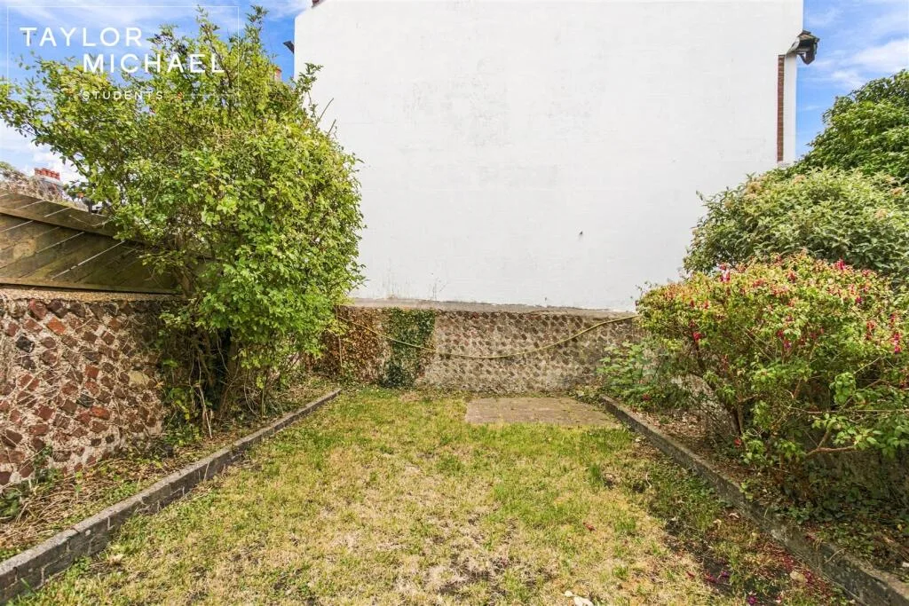 6 bedroom terraced house for rent