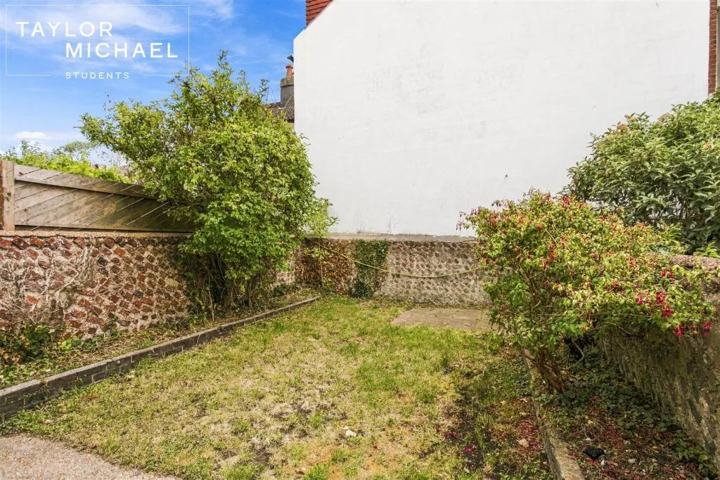 6 bedroom terraced house for rent