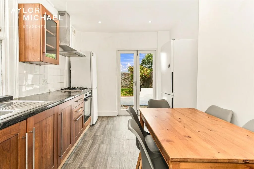6 bedroom terraced house for rent