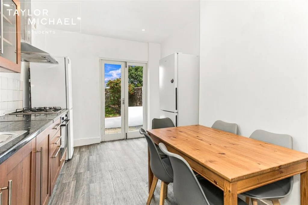 6 bedroom terraced house for rent