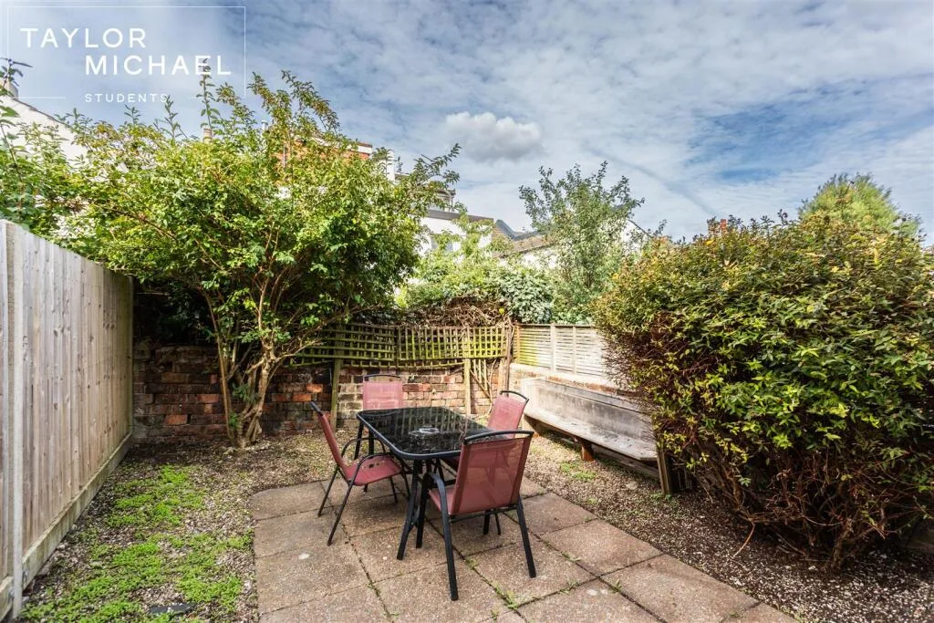 5 bedroom terraced house for rent