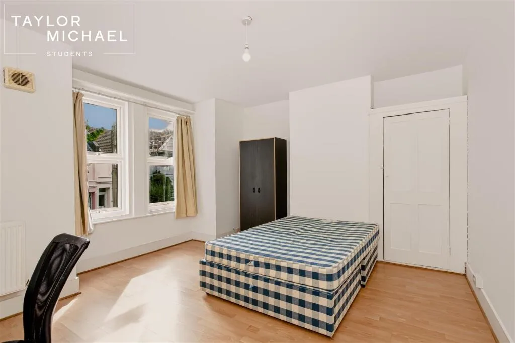 5 bedroom terraced house for rent