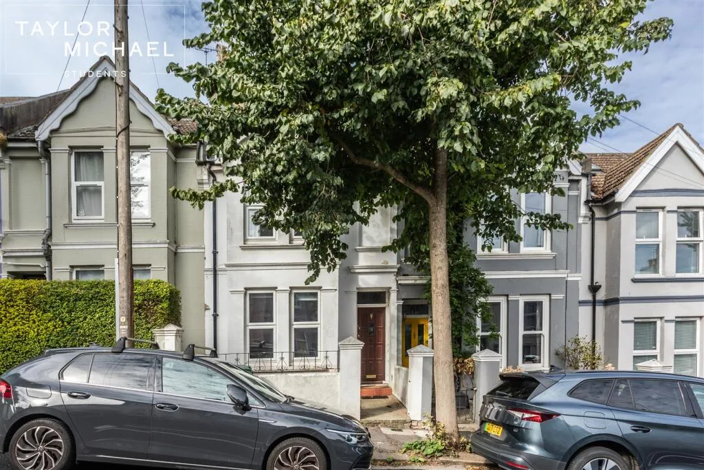 5 bedroom terraced house for rent