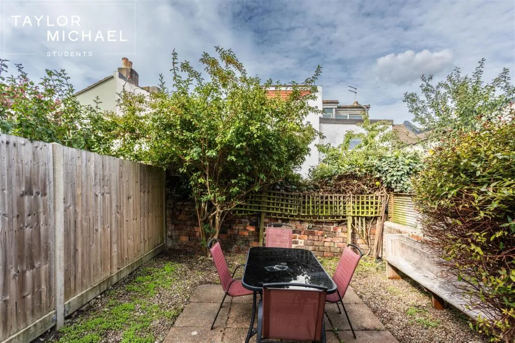 5 bedroom terraced house for rent