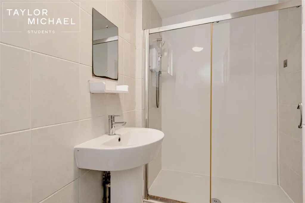 5 bedroom terraced house for rent