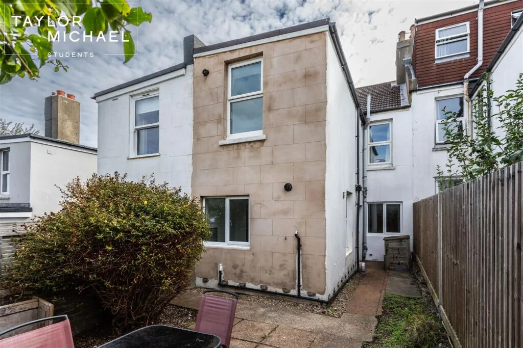5 bedroom terraced house for rent