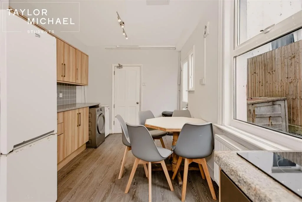 5 bedroom terraced house for rent