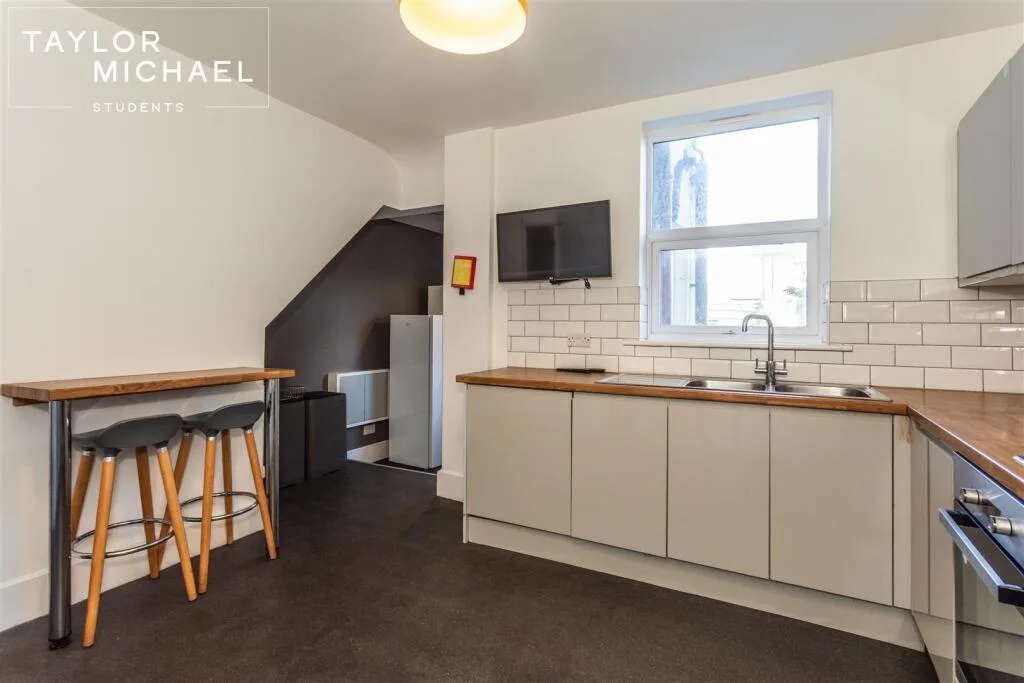 6 bedroom terraced house for rent