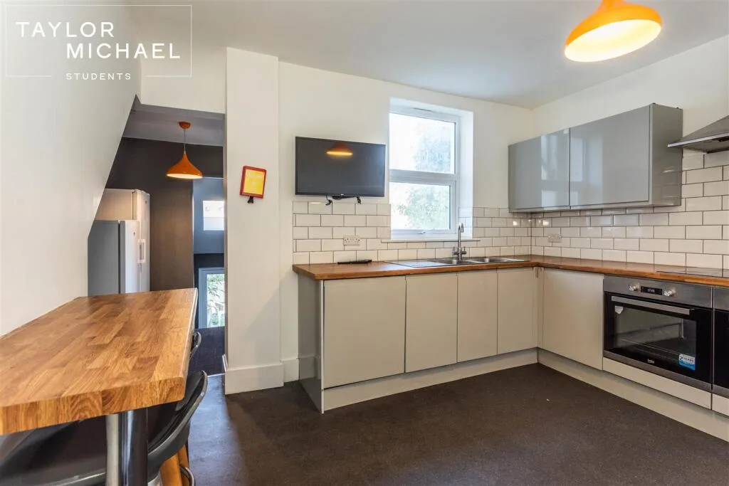 6 bedroom terraced house for rent