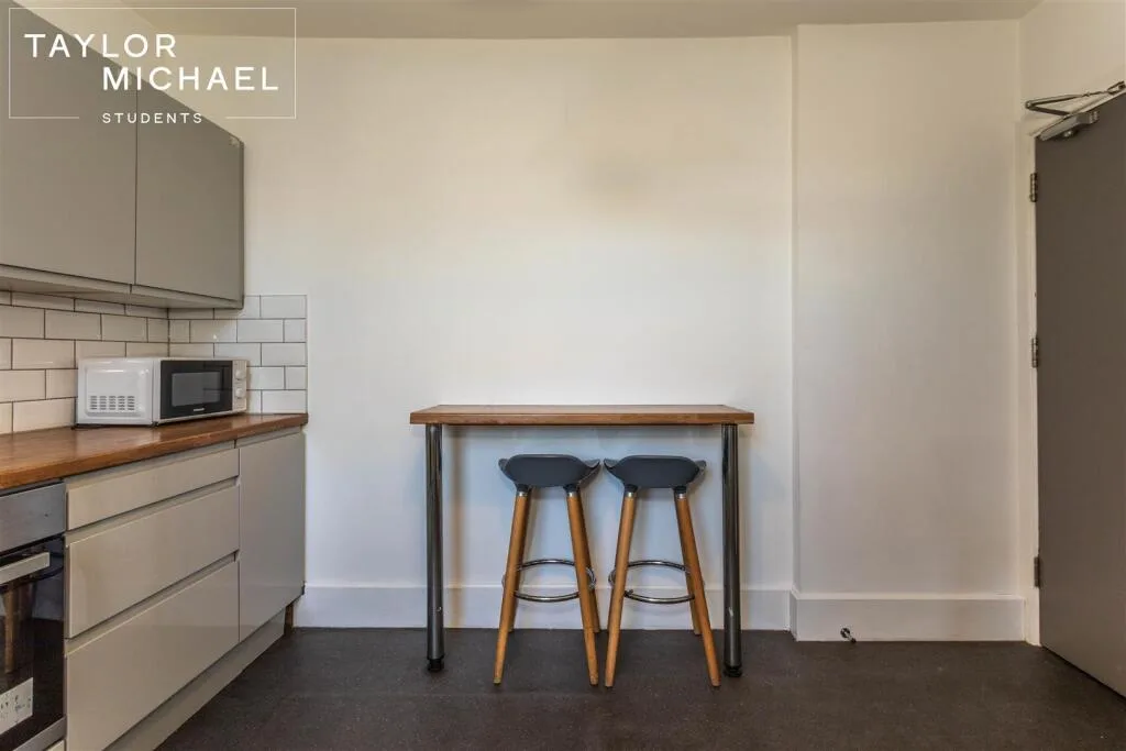 6 bedroom terraced house for rent