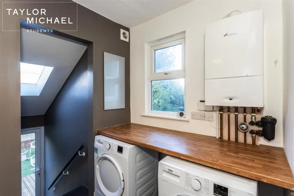 6 bedroom terraced house for rent