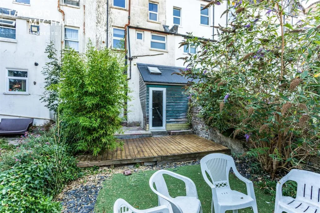 6 bedroom terraced house for rent