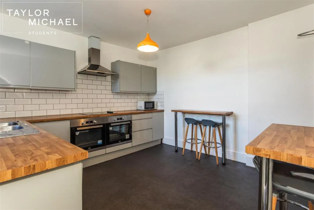 6 bedroom terraced house for rent