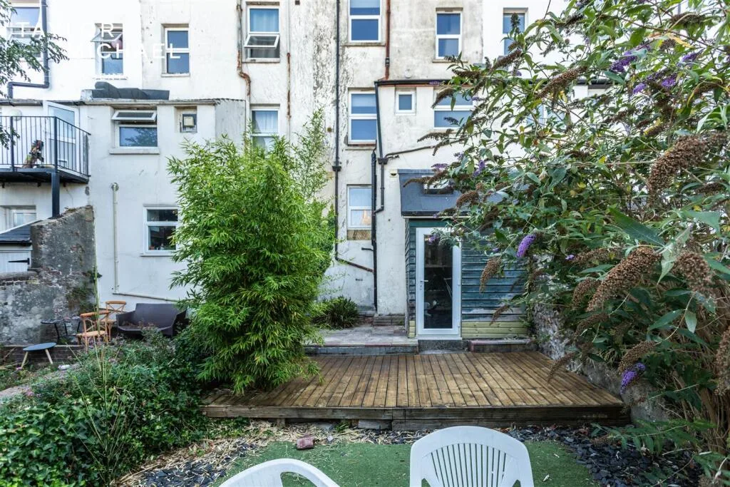 6 bedroom terraced house for rent