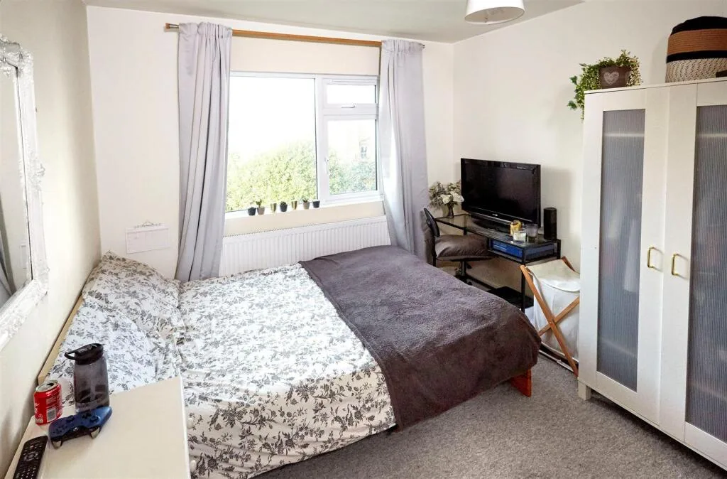 5 bedroom terraced house for rent