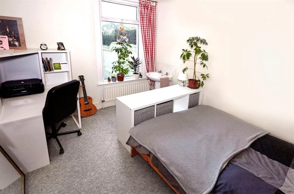 5 bedroom terraced house for rent