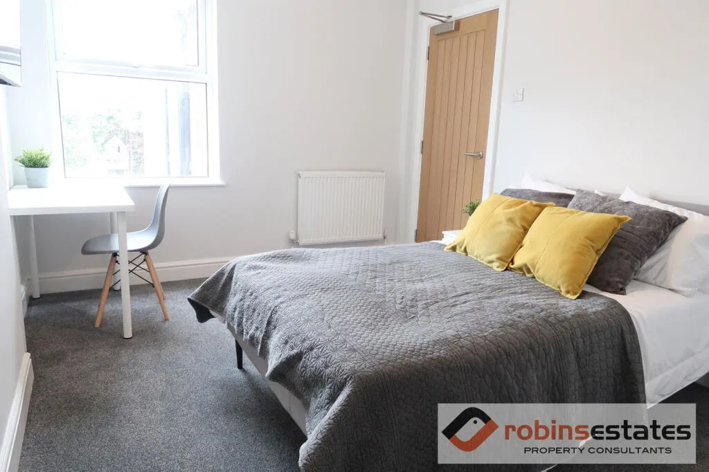 6 bedroom semi-detached house for rent