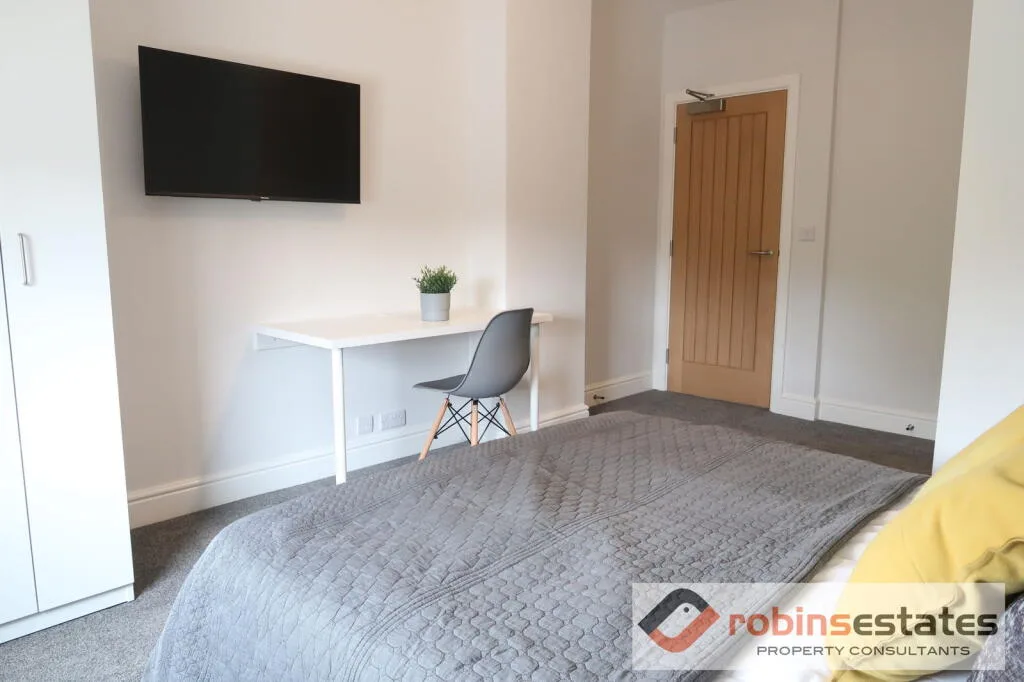 6 bedroom semi-detached house for rent