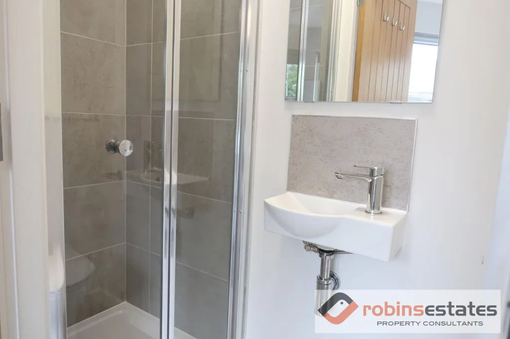 6 bedroom semi-detached house for rent