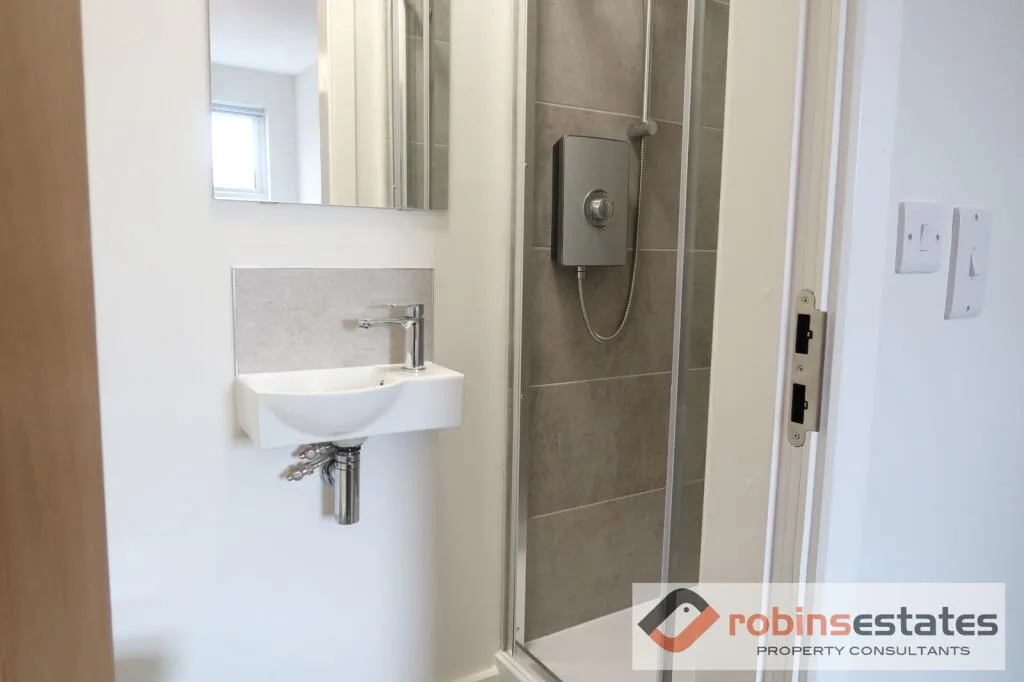 6 bedroom semi-detached house for rent