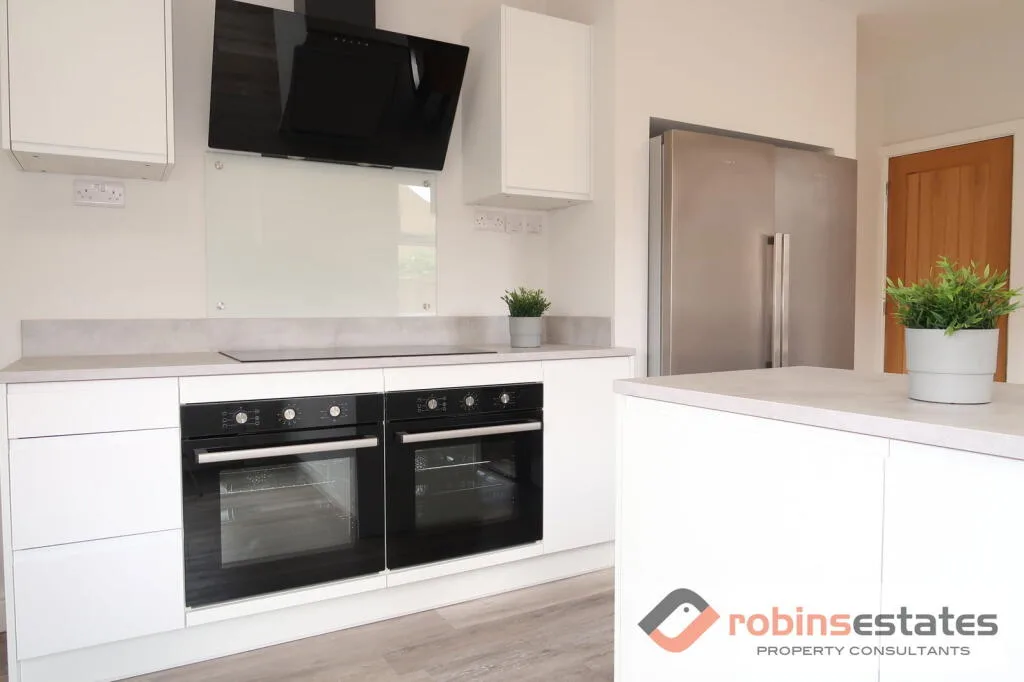 6 bedroom semi-detached house for rent